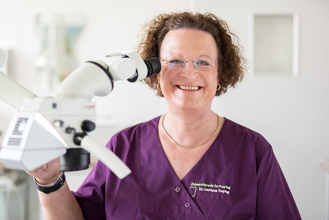 Zahnärztin Velbert - Frau Dr. Freytag am Mikroskop